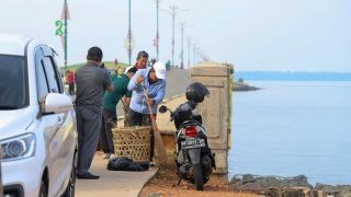 Gubernur Kepri dan Kepala OPD Gotong Royong di Tepi Laut Tanjungpinang
