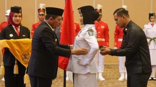 Ansar Ahmad Mengukuhkan 33 Paskibraka Kepri 2025