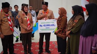 Gubernur Kepri Menyerahkan Santunan BPJS Ketenagakerjaan Rp820 Juta untuk Nelayan dan Petani Natuna