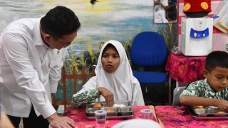 Gubernur Kepri Mendampingi Mendag RI Budi Santoso Tinjau Siswa Ibnu Sina Penerima Manfaat MBG
