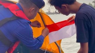 Polres Bintan Berbagi Bendera Merah Putih kepada Pengendara dan Nelayan