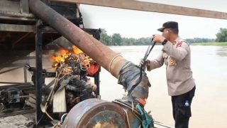 Menjelang Festival Pacu Jalur, Polda Riau Menertibkan Belasan PETI di Sepanjang Sungai Batang Kuantan