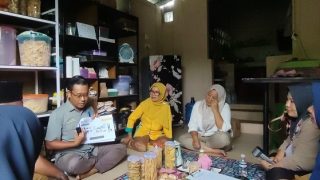 P3M Stisipol Raja Haji Jadi Pendamping Usaha Peyek Bu Yayuk Lewat Program PKM 2025