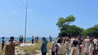 Polres Bintan Mengibarkan Bendera Merah Putih di Pulau Sentut, Wakapolres: Amankan Wilayah Terdepan NKRI