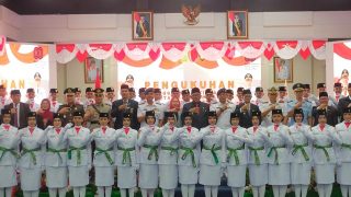 Lis Darmansyah Mengukuhkan 48 Pelajar Terbaik Tanjungpinang menjadi Anggota Paskibraka 2025