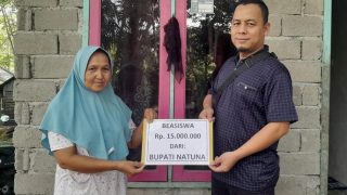 Setelah Bantu Surau, Bupati Natuna dan Raja Mustakim Memberikan Beasiswa buat Anak Atlet Pacu Jalur Atom Simandolak
