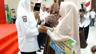 Cen Sui Lan Menyerahkan Insentif bagi Ratusan Guru Mengaji Rumahan
