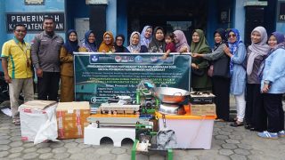 Dosen dan Mahasiswa Stisipol Raja Haji Melakukan Pendampingan Usaha Rumah Tangga Peyek Sedap Bu Yayuk