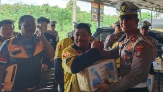 Satlantas Polres Bintan Berbagi Sembako buat Buruh dan Ojol