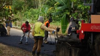 Hancur Lebur, Pemprov Kepri Memperbaiki Jalan Nusantara di Km 13 Tanjungpinang Menuju Kijang
