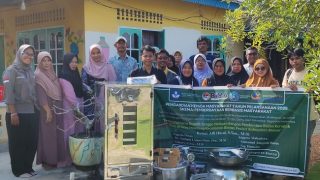 Pendampingan Rumah Tangga Nelayan, Stisipol Raja Haji Mengajarkan Warga Numbing Berusaha Kerupuk Ikan