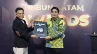 Inovasi dan Konsistensi, Roby Kurniawan Diganjar Penghargaan Kepala Daerah Terbaik di Tribun Batam Awards 2025