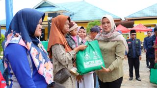 Gebyar Sri Kuala Lobam 2025 Dibuka Deby Maryanti, Salurkan Bantuan Gerbang Kampung Hingga Atasi Stunting