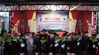Giliran 60 Lansia di Teluk Sebong yang Diwisuda Bupati Bintan