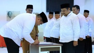 Roby Kurniawan Mengukuhkan Abdul Majin sebagai Ketua FKUB Bintan Periode 2025-2030