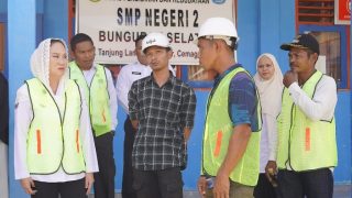 Cen Sui Lan Menerima Pengaduan Soal Jalan Saat Meninjau Revitalisasi SMPN 2 Bunguran Selatan