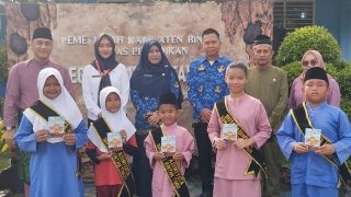 DLH Bintan Berbagi Buku Saku Literasi Lingkungan kepada Duta Adiwiyata