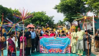 Ratusan Siswa SD Negeri 004 Meral Gelar Pawai Budaya