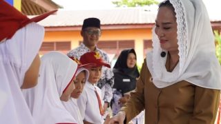 Cen Sui Lan Menyerahkan 116 Unit Smart TV untuk TK hingga SMP di Natuna