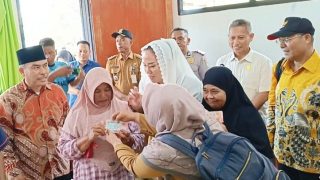 Penerima BLTS Memakai Perhiasan Mencolok, Begini Pesan Bupati Natuna Cen Sui Lan