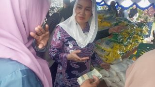 Bupati Natuna bak Jadi Pedagang Sembako Murah Saat Kunker ke Subi