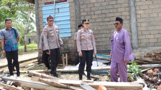 Kapolres Bintan Bantu Warga Terdampak Bencana Alam di Air Glubi, Nyambi Jumat Curhat