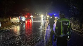 Tumpahan Minyak di Jalan Lintas Barat Menimbulkan Laka Lantas, Polres Bintan Turun Tangan