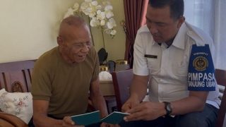 Imigrasi Tanjunguban Antar Paspor ke Rumah bagi Kelompok Rentan di Desa Binaan Teluksasah