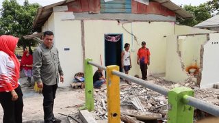 Rumah Warga Kampung Mentigi Laut Ambruk Akibat Gelombang Pasang
