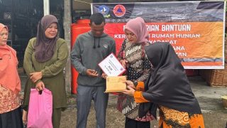 Deby Maryanti Menyerahkan Bantuan Rp49 Juta buat Warga Terdampak Bencana Alam di Desa Pengudang