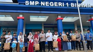 Penyerahan Bantuan Seragam Sekolah Gratis Diawali di SMPN 1 Bintan, Roby Kurniawan: Penerimanya 6.434 Siswa Baru
