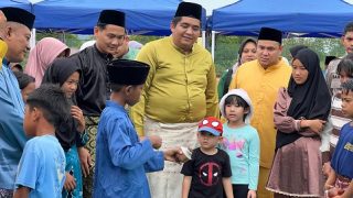 Bupati Bintan Menyaksikan Penampilan Permainan Khas Pesisir di Kenduri Budaya Mantang