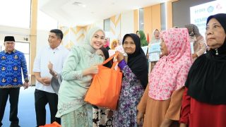 Peringatan Hari Ibu Tahun 2025, Lansia di Bintan Buyu Dapat Kado Sembako