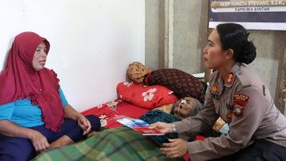 Jumat Berkah, Kapolres Bintan AKBP Yunita Stevani Menyambangi Lansia yang Berjuang Melawan Stroke