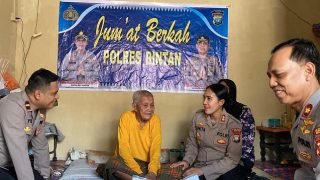 Kapolres Bintan Bantu Lansia Lewat Program Jumat Berkah di Tembeling Tanjung