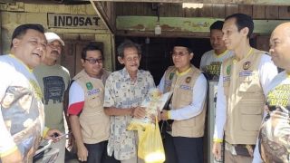 Tak Cuma Turnamen Domino, KPDN Rutin Berbagi Sembako buat Warga Kurang Mampu di Natuna