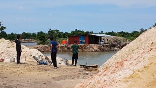 Satreskrim Polres Bintan Menemukan Segunung Tumpukan Pasir Ilegal di Malang Rapat, Pegawai ESDM Kepri Berkilah