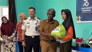 Hari Bakti Imigrasi Ke-76, Kantor Imigrasi Tanjung Uban Berbagi Sembako buat Warga Pengudang