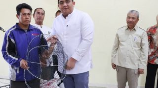 Bupati Bintan Menyerahkan Bantuan 63.500 Benih Ikan dan 8,46 Ton Pakan