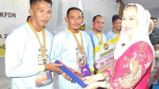 Bupati Natuna Mengukuhkan Pengurus KPDN Sekaligus Menyerahkan Beasiswa Turnamen Domino Berhadiah Rp50 Juta