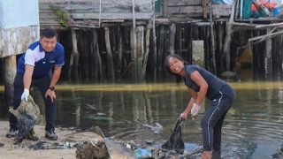 Sering Dikunjungi Turis, Disbudpar dan Relawan Membersihkan Lingkungan Rumah Panggung Suku Laut Kawal Pantai