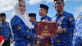 Bupati Natuna Serahkan Satya Lencana Karya Satya, Ingatkan ASN: Melayani adalah Ibadah