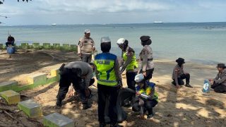 Dukung Indonesia Asri 2026, Polres Bintan dan TNI Bersihkan Sampah di Pesisir Pantai