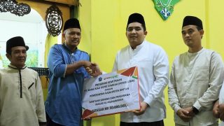 Bupati Bintan Menyerahkan Dana CSR Bank Riau Kepri Syariah Senilai Rp50 Juta buat Masjid Al Munawwaroh