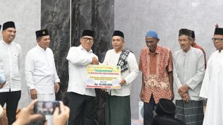 Safari Ramadan di Lingga, Ansar-Nyanyang Menyerahkan Dana CSR Senilai Rp15 Juta untuk Dua Masjid