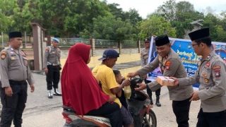 Polsek Buru Karimun Berbagi Makanan Berbuka Puasa