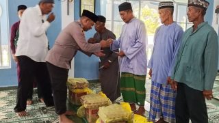 Polsek Buru Membagikan Puluhan Paket Sembako