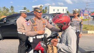 Satlantas Polres Bintan Menghadang Pengendara dengan Takjil Berbuka Puasa