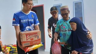 Jelang HPN dan Imlek, PWI Bintan Bersama Vihara Dharma Shanti Berbagi Sembako untuk Lansia
