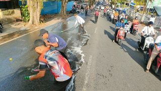 Oli Tumpah di Jalan, Pengendara Jadi Korban, BPBD dan Damkar Tanjungpinang Bereaksi Cepat